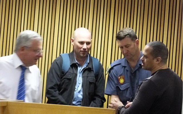 Chris Crous en Frankie Barends, wat tans in aanhouding is, en die prokureur, Anthony Broadway (links),  wat saam met hulle aangekla is. Broadway wat homself verdedig, was voorheen die sindikaat se prokureur.